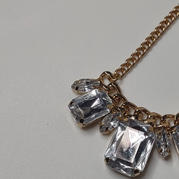 Very Pretty Gold Tone Metal And Clear Plastic Earrings - Picture 5 of 16